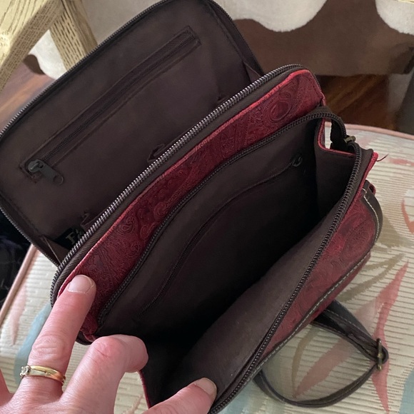 Relic Leather Purse. It’s a crossbody purse with an adjustable strap. - Picture 5 of 8